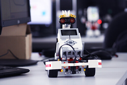 Roberta-Roboter Ein Roboter aus Lego.
