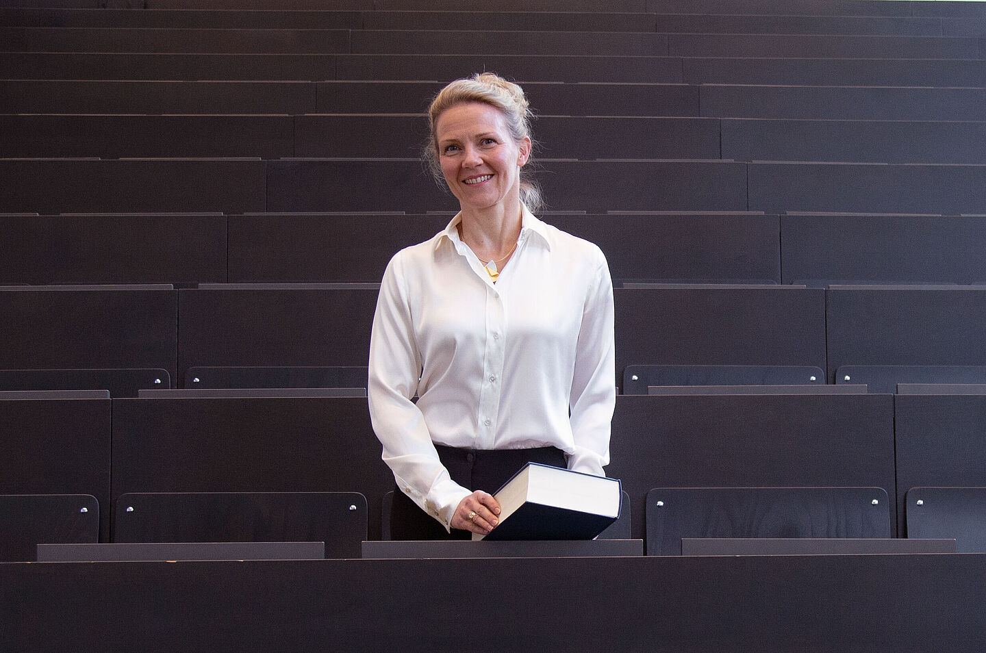 Auf dem Foto ist Fr. Prof. Dr. Manger-Nestler in der Mitte schwarzer Hörsaal-Sitze der HTWK zu sehen.