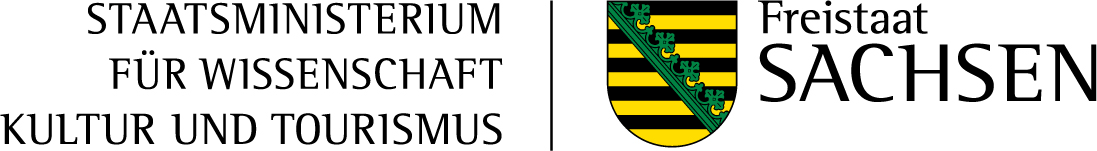 Links in Buchstaben: Staatsministerium für Wissenschaft, Kultur und Tourismus. Rechts das Wappen des Freitstaates Sachsen sowie der Text "Freistaat Sachsen".